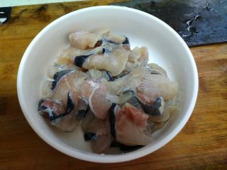 3、酸菜鱼,把鱼肉打成片状，加入一点盐。