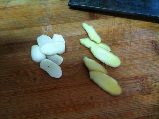 6、酸菜鱼,生姜洗净，切成小片片状。