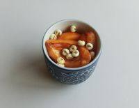 4、枇杷炖川贝,再放入川贝。