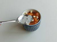 5、枇杷炖川贝,再放入冰糖。