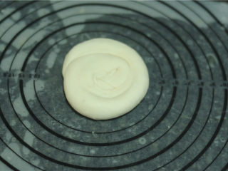 6、烤肉酱香饼,从一端卷起来，将一端塞在底下