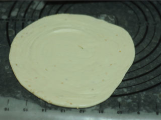 7、烤肉酱香饼,用手掌按扁后再用擀面杖擀成薄片