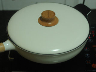 11、烤肉酱香饼,盖上锅盖，焖至水微微收干，锅里发出吱吱的声音即可