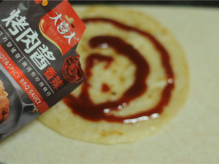 13、烤肉酱香饼,煎好的饼出锅，淋上少许烤肉酱，刷匀
