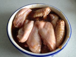 1、烤鸡翅,鸡翅洗净，用大吉大烤肉酱腌上（我一般腌一夜，这样才入味）