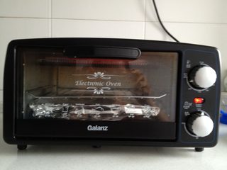 2、烤鸡翅,电烤箱高温预热10分钟