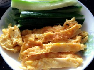 5、寿司????,黄瓜鸡蛋切条。