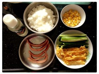 7、寿司????,饭煮好。????在饭里面加寿司醋。别加太多哦！