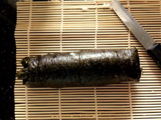 9、寿司????,卷好了。切！