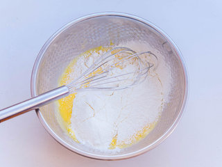 2、千层蛋糕,过筛入低筋面粉、细砂糖拌匀