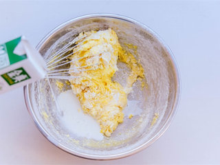 3、千层蛋糕,缓慢倒入牛奶,拌匀面糊