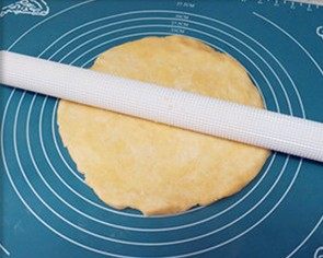 5、肉桂苹果派,将冷藏好的面团取出，擀成面皮