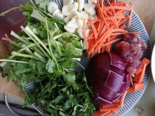 1、干锅土豆片,配菜准备好