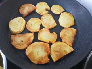 7、干锅土豆片,两面煎黄  要熟了