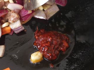 12、干锅土豆片,加入郫县豆瓣酱