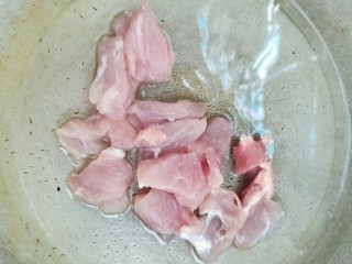 7、丝瓜豆腐瘦肉汤,加猪瘦肉翻炒至变色