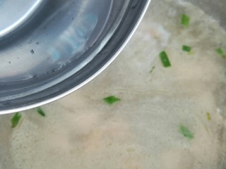 8、丝瓜豆腐瘦肉汤,加适量清水烧开