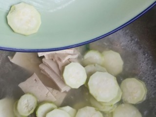 9、丝瓜豆腐瘦肉汤,放入豆腐和丝瓜