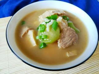 13、丝瓜豆腐瘦肉汤,撒点蒜末葱末即可