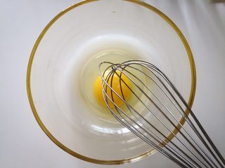 2、杂蔬芝士蛋卷-我要长个（适合两岁以上宝宝,将鸡蛋打散，有打蛋器的用打蛋器，没有的直接用筷子即可