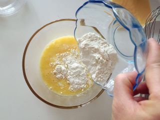 4、杂蔬芝士蛋卷-我要长个（适合两岁以上宝宝,加入25g面粉（低筋粉、中筋粉都可以，家里常规面粉就行）