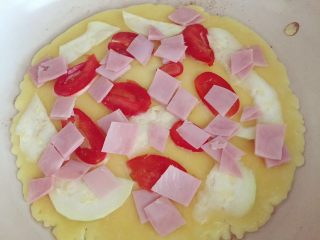 8、杂蔬芝士蛋卷-我要长个（适合两岁以上宝宝,快速将步骤6中准备好的食材放在蛋饼上