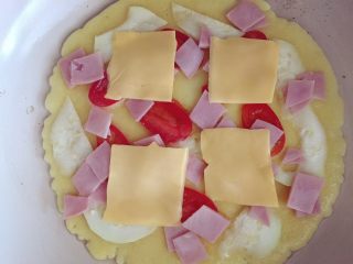 9、杂蔬芝士蛋卷-我要长个（适合两岁以上宝宝,再将芝士切好放在最上面（第9、10步可尽快完成，不然上面的食材没熟，蛋饼已经煎好）（建议把芝士提前切细条，更易融化，像小芽图片中大小不易融化