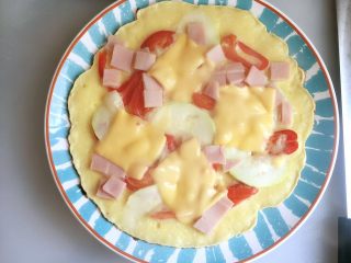 11、杂蔬芝士蛋卷-我要长个（适合两岁以上宝宝,出锅放盘子中冷却（图片中芝士并未完全融化，还可以再切小点，当然芝士本身是可以直接吃的，所以可放心）