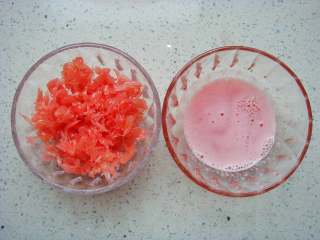 3、红柚果粒蛋糕,果粒取一部分榨汁。