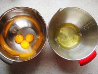 5、红柚果粒蛋糕,盆里要干净要无水无油，小心分离蛋白和蛋黄。