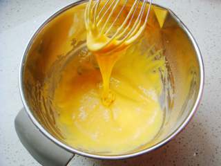 9、红柚果粒蛋糕,呈“Z”字形搅拌均匀至无颗粒。