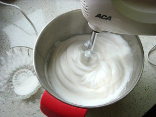 10、红柚果粒蛋糕,先把烤箱预热：上145度，下140度。蛋白里滴入数滴柠檬汁。加入剩余的白砂糖（分三次加入）先用电动打蛋器打到鱼泡泡状加入一小部分。