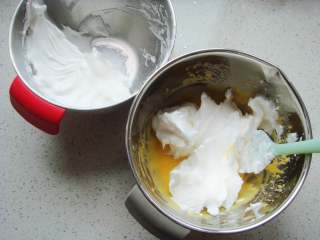 12、红柚果粒蛋糕,把打好的蛋白分一半倒入蛋黄糊糊里。