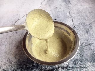 2、美味早餐 妈妈味道的绿豆煎饼果子,放入100g左右的水，将其调成可流动的面糊。绿豆粉和小米粉的总量是35g，水是100g，按照粉和水的比例是1：3去调面糊，在此基础上适当的调整水量，使面糊搅动时不吃力，往外倒面糊时流畅即可。