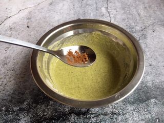 3、美味早餐 妈妈味道的绿豆煎饼果子,往面糊里加一点点的五香粉提味，将其搅拌均匀备用。