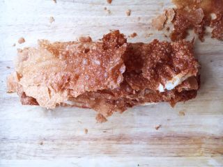 5、美味早餐 妈妈味道的绿豆煎饼果子,用小铲子把果蓖切成长条形状备用。