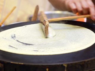 7、美味早餐 妈妈味道的绿豆煎饼果子,用竹蜻蜓，朝一个方向画圆推转。