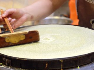 8、美味早餐 妈妈味道的绿豆煎饼果子,推转成一个圆圆的薄饼。