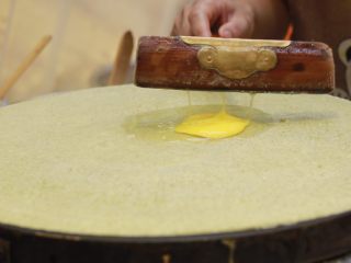 9、美味早餐 妈妈味道的绿豆煎饼果子,在薄饼上磕入一个鸡蛋。