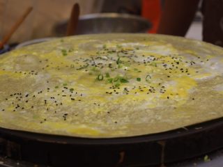 12、美味早餐 妈妈味道的绿豆煎饼果子,撒上少许的葱花和黑芝麻。