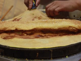 14、美味早餐 妈妈味道的绿豆煎饼果子,放上准备好的果蓖，用煎饼裹上果蓖。