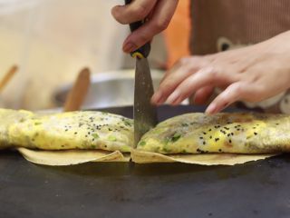 15、美味早餐 妈妈味道的绿豆煎饼果子,将煎饼果子切成自己喜欢的块的大小即可。