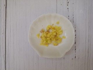 1、炸茄盒,切点姜末