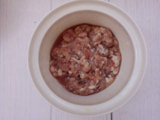 3、炸茄盒,准备猪肉馅