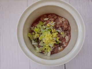 4、炸茄盒,加入姜末和葱花