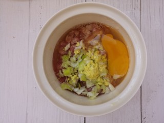 5、炸茄盒,再打一个鸡蛋