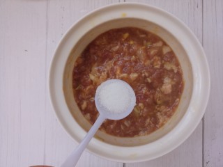 10、炸茄盒,一勺盐，搅拌均匀，待用