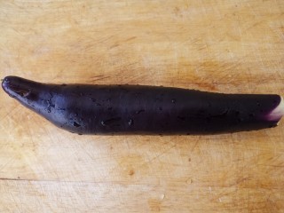 11、炸茄盒,准备一根茄子