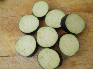 12、炸茄盒,切片，片要厚一点