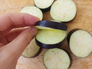 13、炸茄盒,这样从中间，切开，但是不要切断